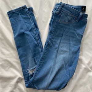 medium wash high rise jegging w/ rip